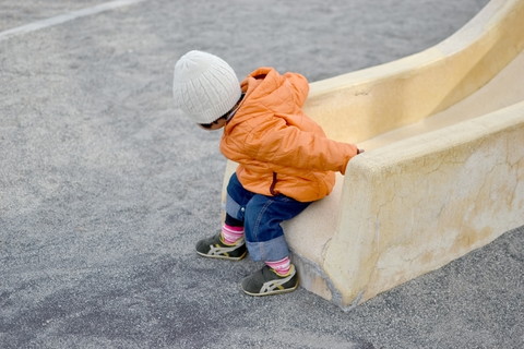 すべり台を滑る子ども