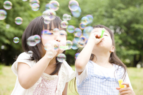 シャボン玉をする2人の子ども