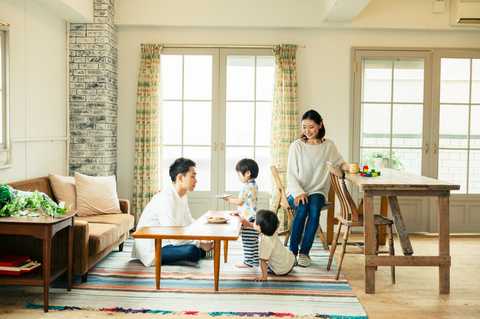 リビングにいる家族